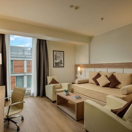 Doubletree By Hilton Milan Hotel Exterior photo