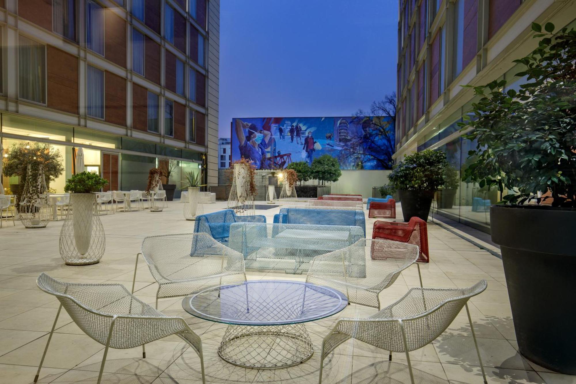Doubletree By Hilton Milan Hotel Exterior photo