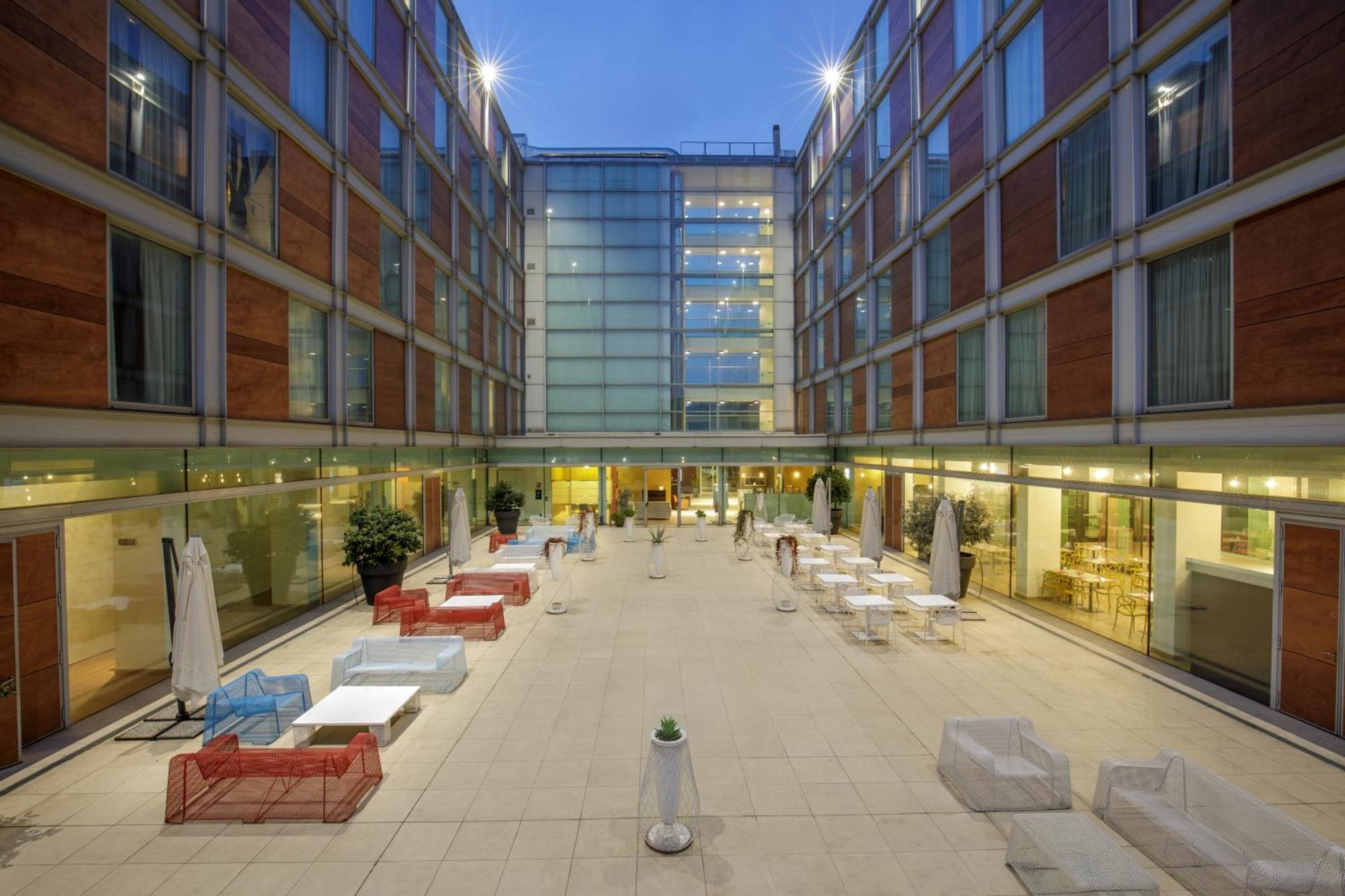 Doubletree By Hilton Milan Hotel Exterior photo