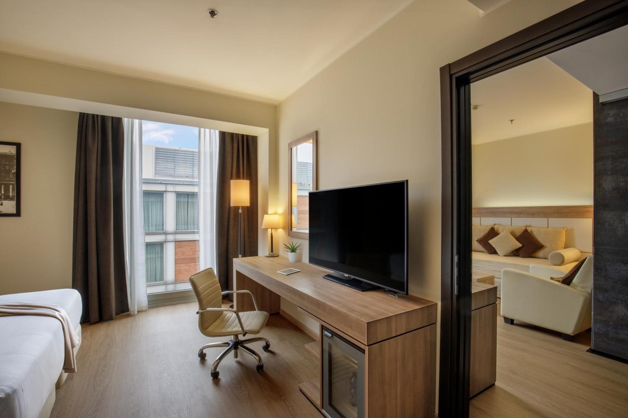 Doubletree By Hilton Milan Hotel Exterior photo
