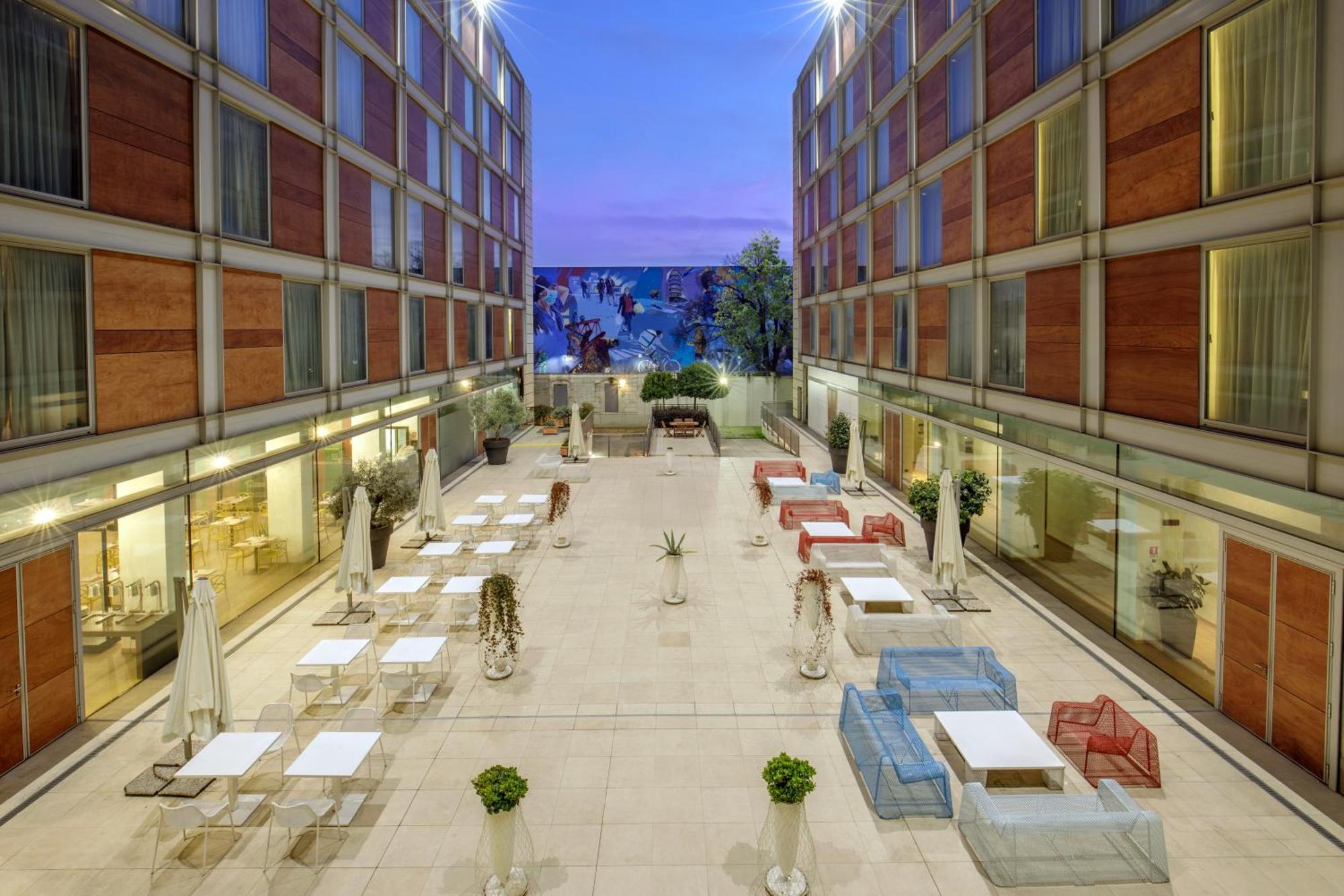 Doubletree By Hilton Milan Hotel Exterior photo