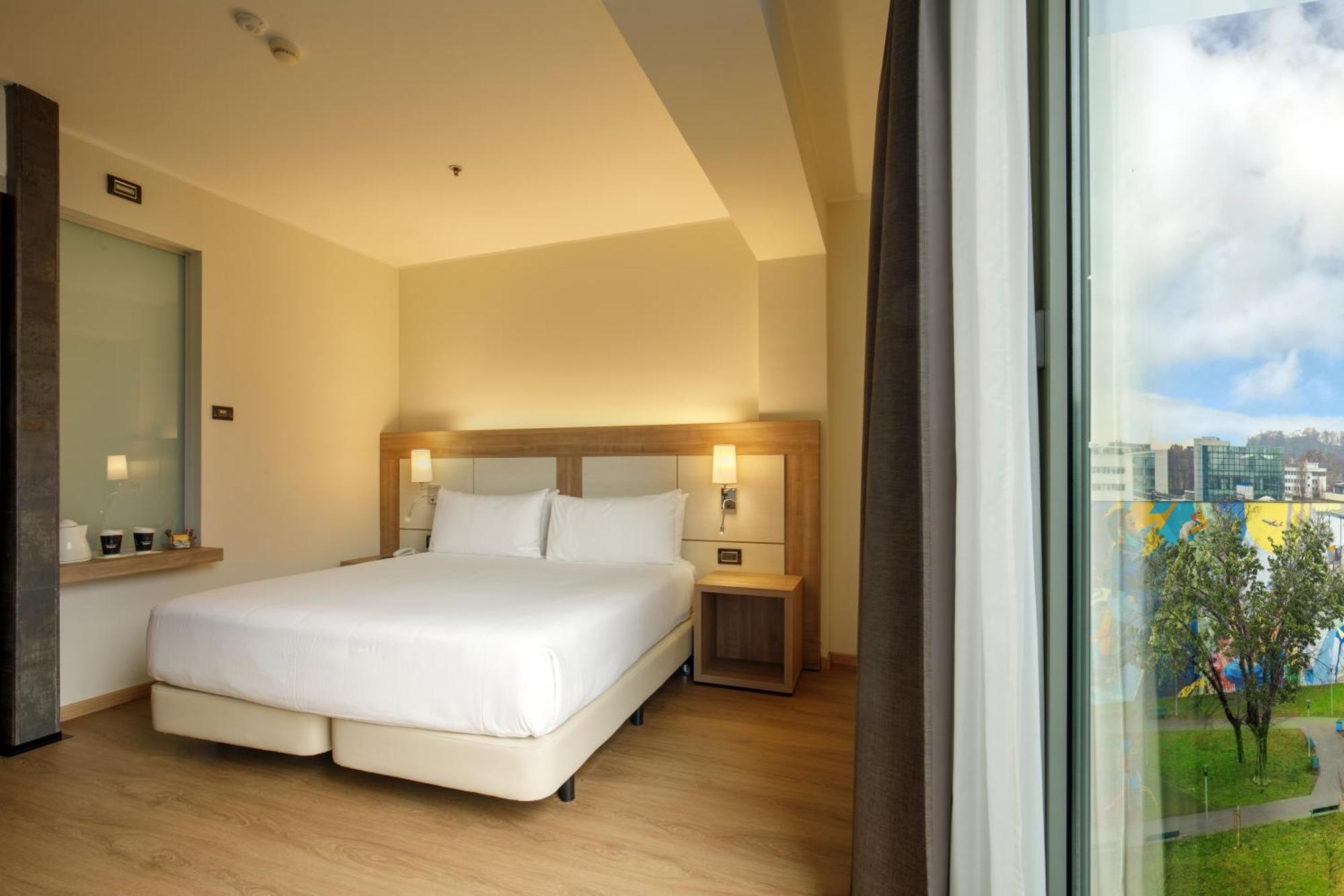 Doubletree By Hilton Milan Hotel Exterior photo