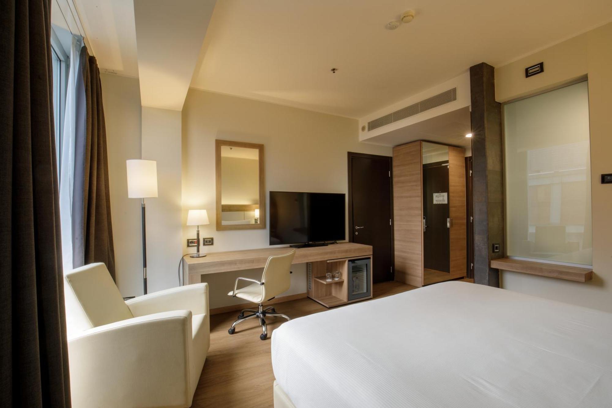 Doubletree By Hilton Milan Hotel Exterior photo