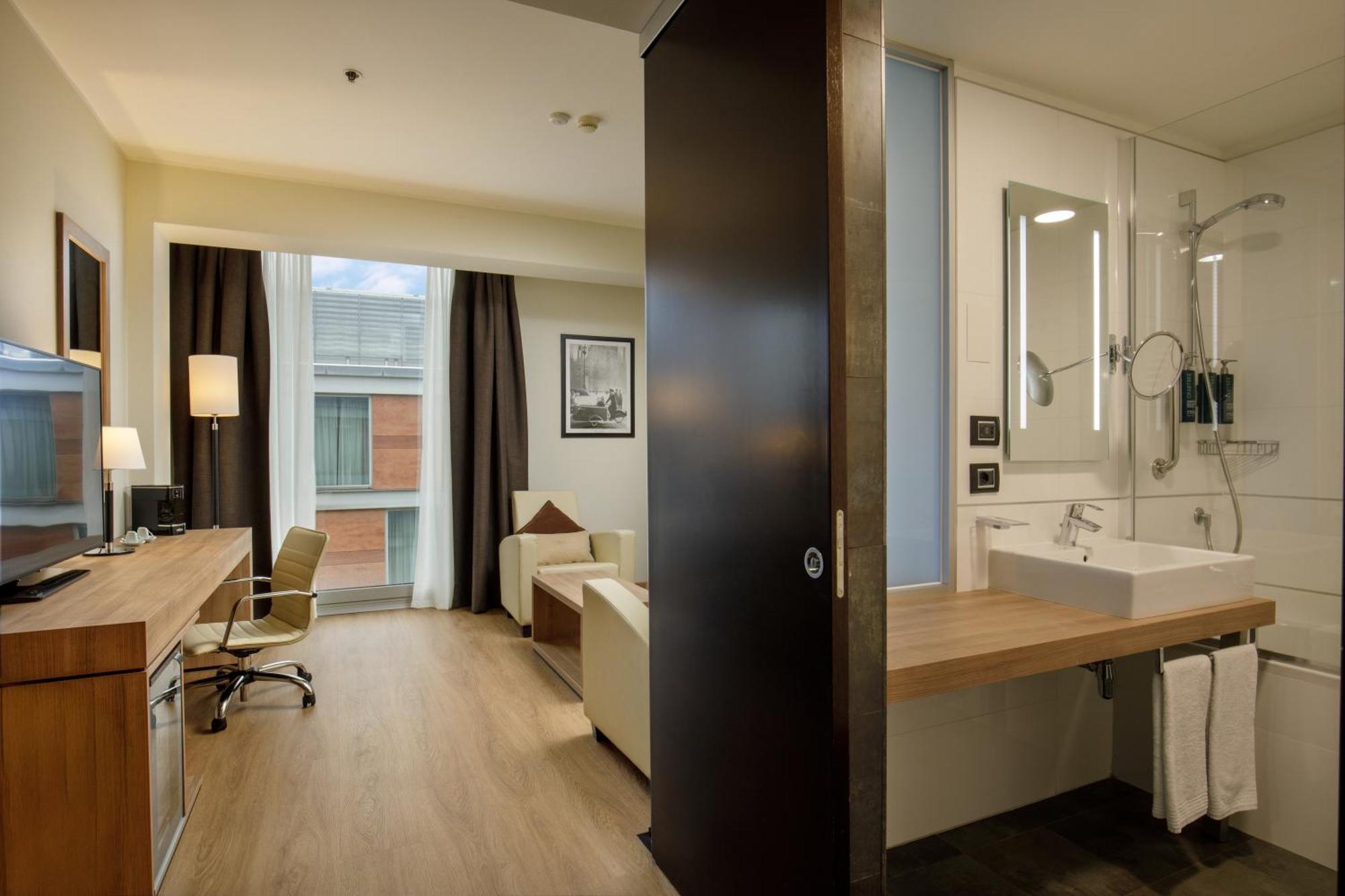 Doubletree By Hilton Milan Hotel Exterior photo