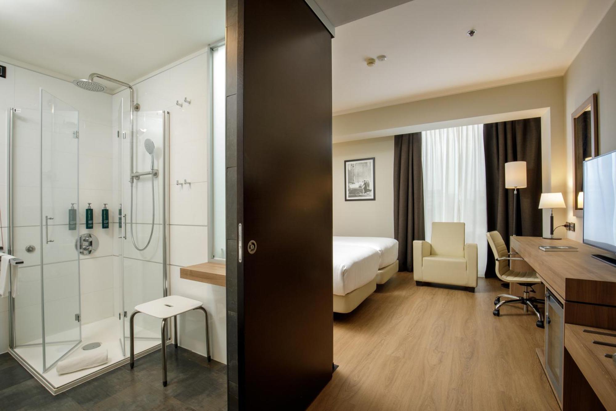 Doubletree By Hilton Milan Hotel Exterior photo