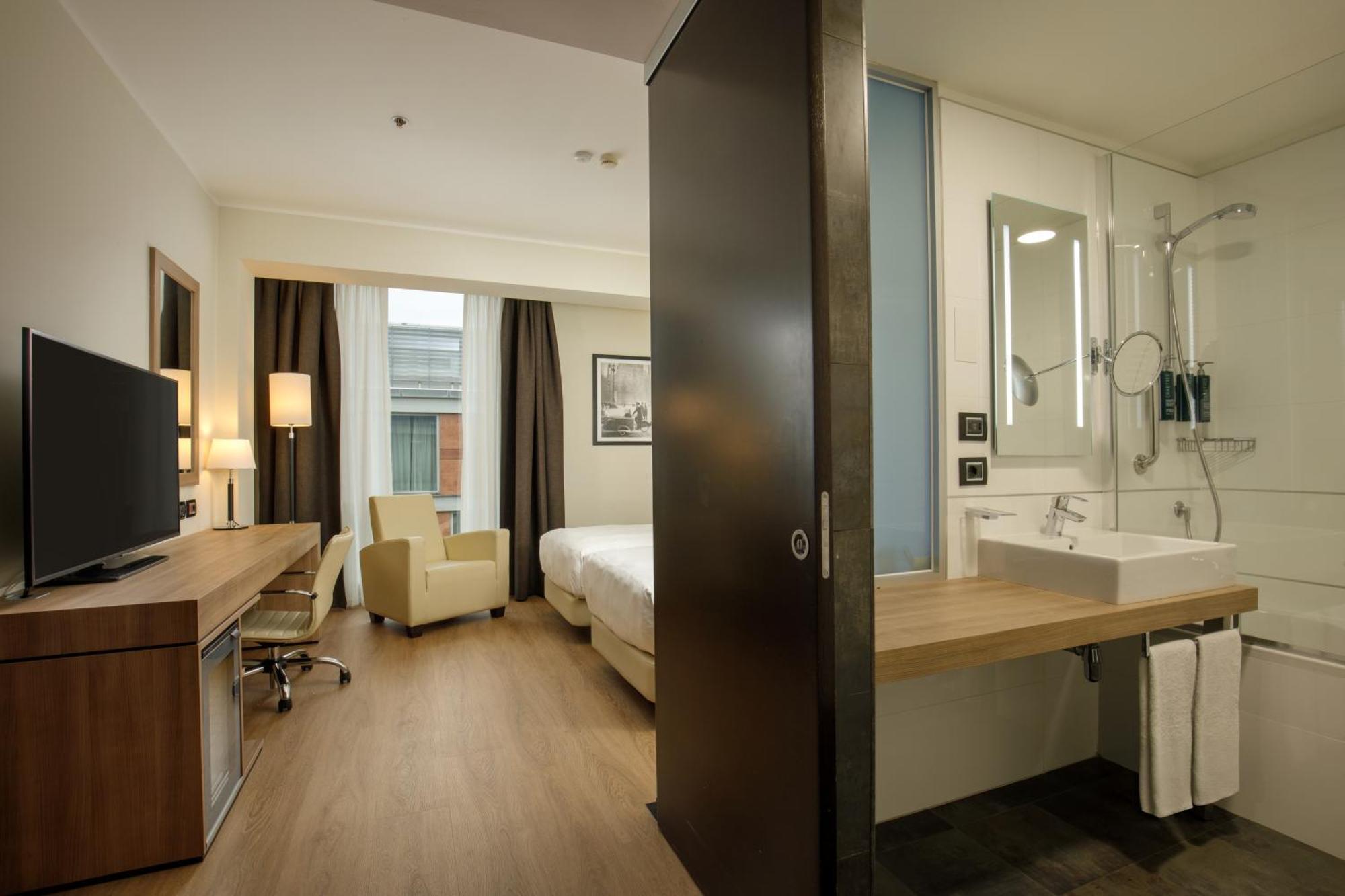 Doubletree By Hilton Milan Hotel Exterior photo