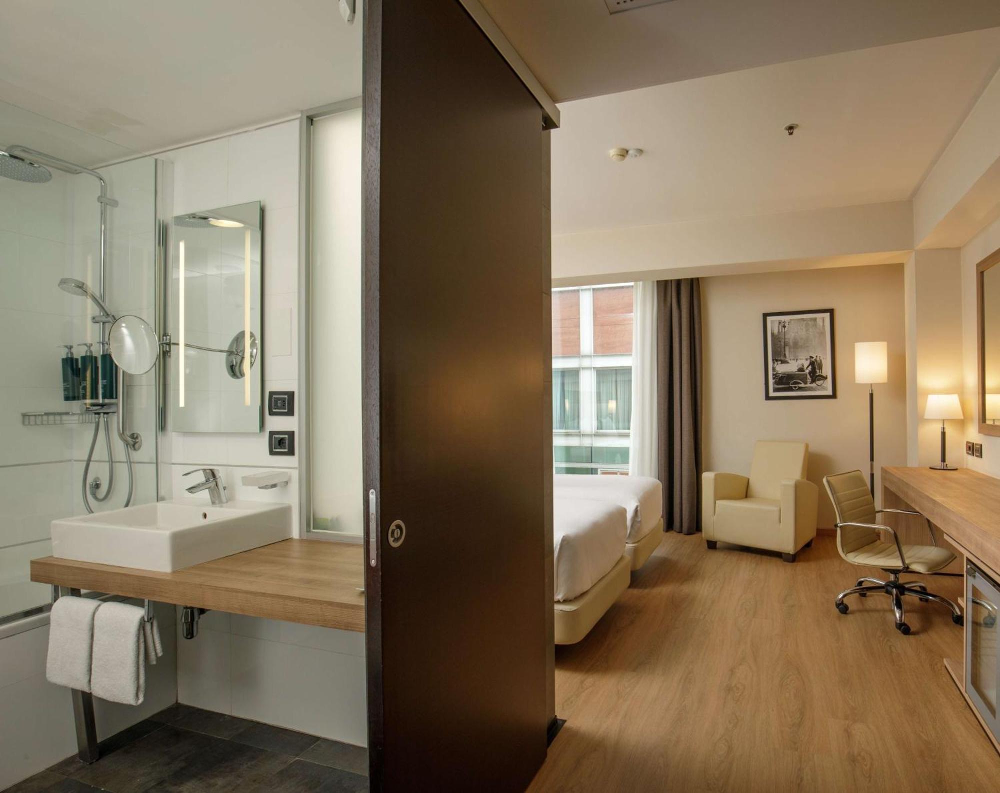 Doubletree By Hilton Milan Hotel Exterior photo