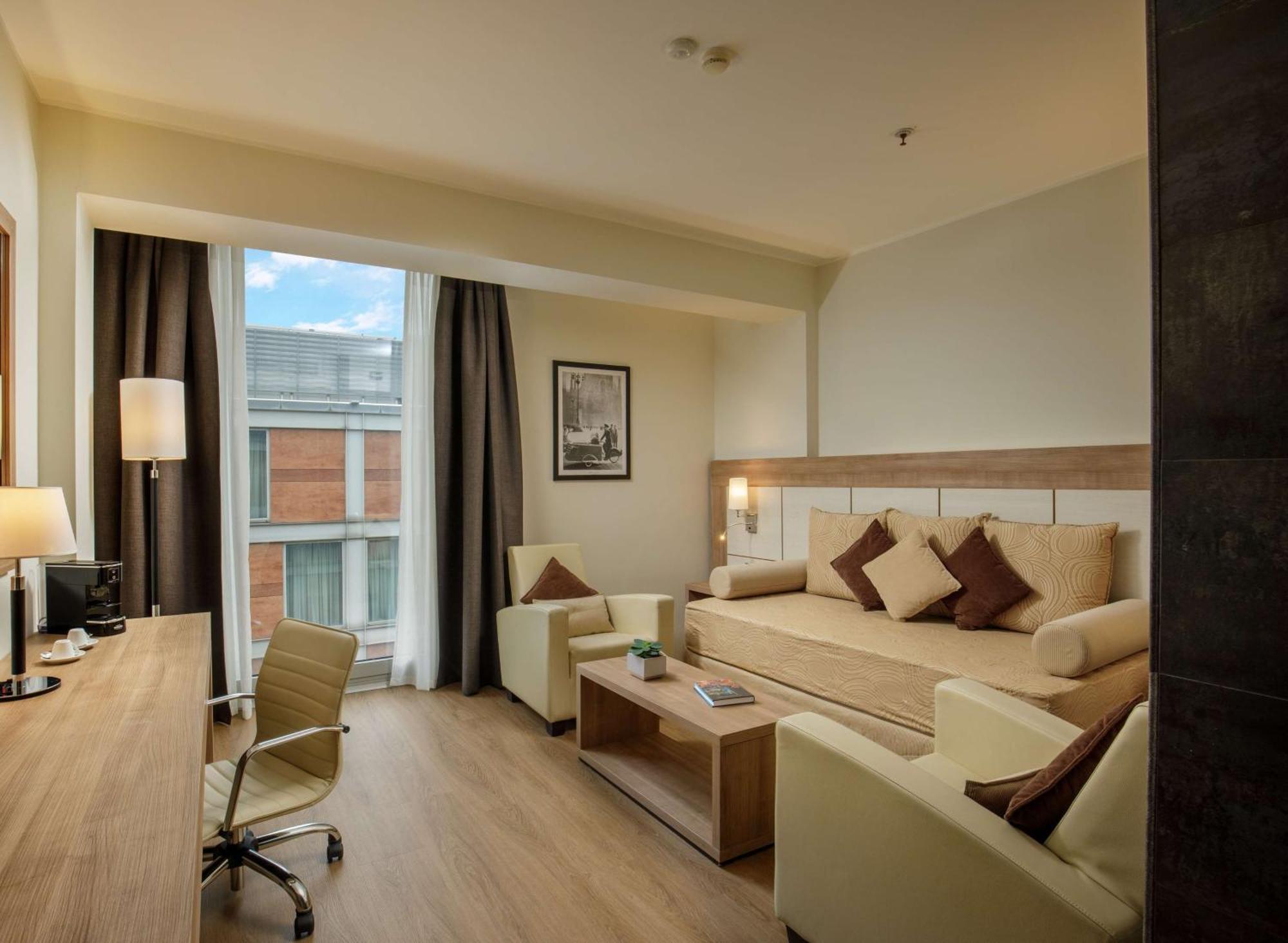 Doubletree By Hilton Milan Hotel Exterior photo